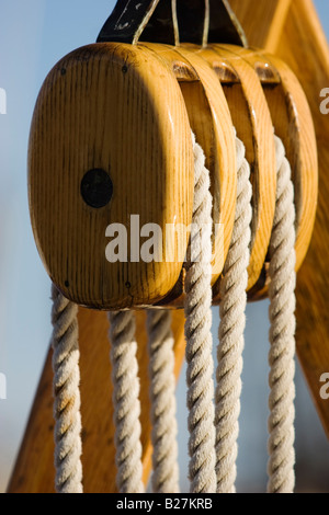 Eine sechs zu eins Kauf Block auf einem alten Segelschiff in Newport, Rhode Island Stockfoto