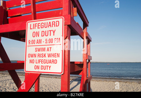 Ein Leben bewachen Turm mit gebuchte Stunden auf Schild am zweiten Strand Newport Rhode Island in Rhode Island Stockfoto