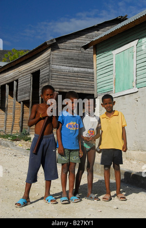 Einheimische Kinder in einem Dorf in der Nähe von Duverge am südlichen Ufer des Enriquillo See, Dominikanische Republik Stockfoto