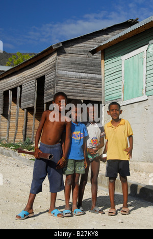 Einheimische Kinder in einem Dorf in der Nähe von Duverge am südlichen Ufer des Enriquillo See, Dominikanische Republik Stockfoto