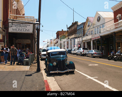 Hauptstraße von Virginia City Nevada mit alten Auto im Vordergrund. Stockfoto