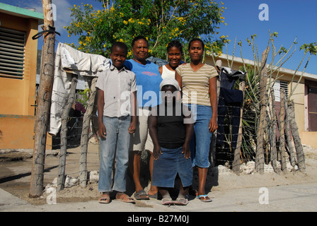 Armen Familie in einem Dorf in der Nähe von Duverge am südlichen Ufer des Enriquillo See, Dominikanische Republik Stockfoto