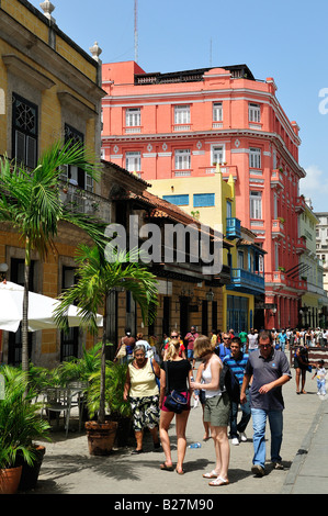 Straße Calle Obispo Havana Habana Cuba mit dem Hotel Ambos Mundos im Hintergrund Stockfoto