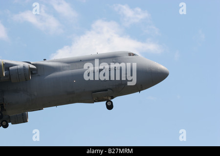 Eine C-5 B Galaxy startet die C 5 b ist dem größten Frachtflugzeug in das US-Militär Stockfoto