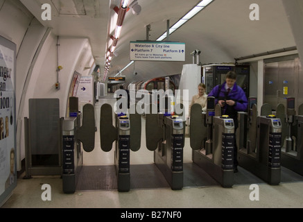 Ticket-Barrieren - Waterloo & City Line - Bank Station - City of London Stockfoto