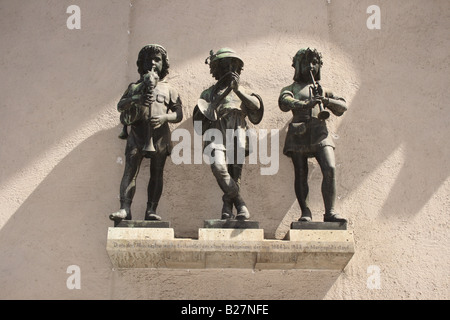 Statuen der drei Musiker unter dem Bogen der Karlstor, Munich, Bavaria, Germany. Foto: Willy Matheisl Stockfoto