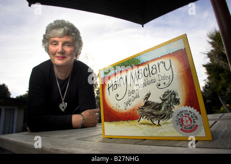 Kinder-Autor und Illustrator Lynley Dodd zu Hause in Tauranga, Nordinsel, Neuseeland mit dem ursprünglichen behaarte Maclary Buch Stockfoto