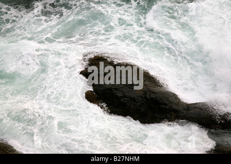 Felsen und Wellen am Strand von Kovalam, Kerala, Indien Stockfoto