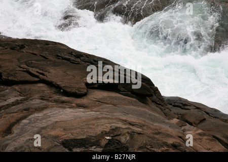 Felsen und Wellen am Strand von Kovalam, Kerala, Indien Stockfoto
