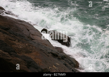Felsen und Wellen am Strand von Kovalam, Kerala, Indien Stockfoto