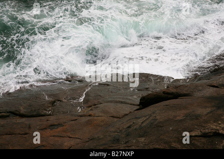 Felsen und Wellen am Strand von Kovalam, Kerala, Indien Stockfoto