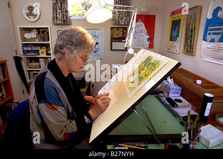 Kinder-Autor und Illustrator Lynley Dodd bei der Arbeit in ihrem Atelier in Tauranga, Nordinsel, Neuseeland Stockfoto