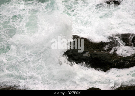 Wellen und Felsen am Strand von Kovalam, Kerala, Indien Stockfoto