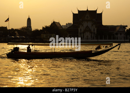 Longtail-Boot auf dem Chao Phrya River Stockfoto