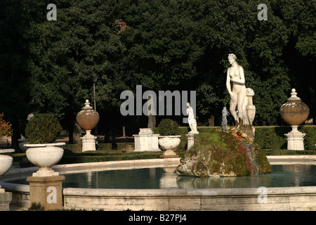 Skulpturen und Brunnen auf dem Gelände des Palazzo Borghese in Rom Stockfoto