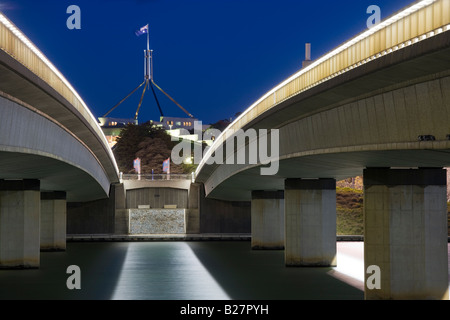 Canberra Australian Parliament House mit Fahnenmast über die Commonwealth Avenue Bridge über den Lake Burley Griffin, Canberra Australien Stockfoto