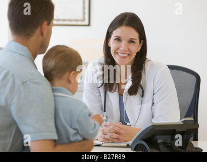 Ärztin im Gespräch mit Vater und Sohn Stockfoto