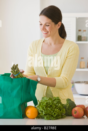 Frau Auspacken Lebensmittel Stockfoto