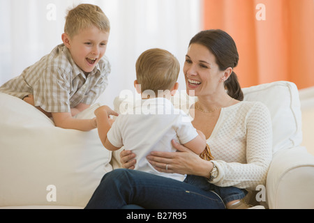 Mutter und Sohn lächelnd an baby Stockfoto
