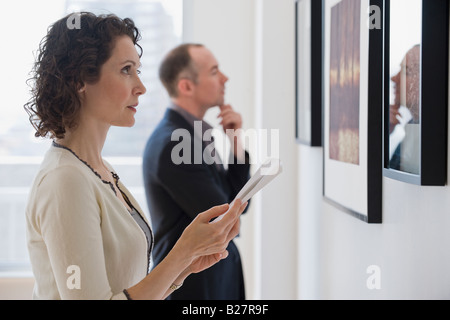 Paar Kunstbetrachtung in Kunstgalerie Stockfoto