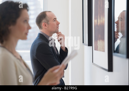 Paar Kunstbetrachtung in Kunstgalerie Stockfoto