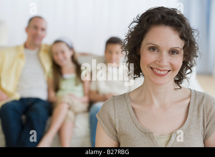 Mutter mit der Familie im Hintergrund Stockfoto