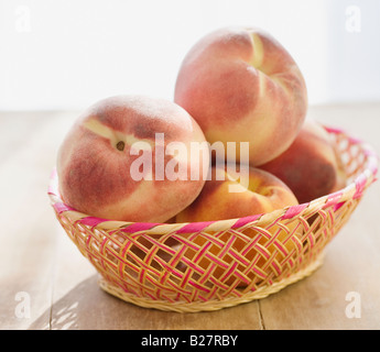 Nahaufnahme von Pfirsichen in Korb Stockfoto