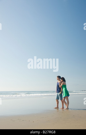 Paar steht am Strand Stockfoto