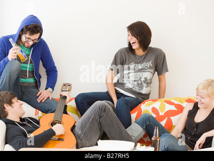 Gruppe von Freunden auf dem Sofa entspannen Stockfoto