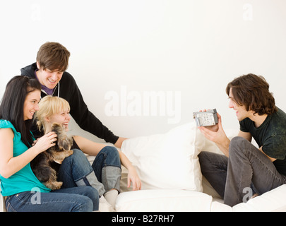 Freunde des Menschen Videoaufzeichnung auf sofa Stockfoto