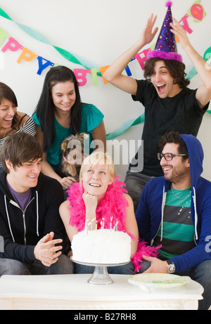 Frau feiert Geburtstag mit Freunden Stockfoto