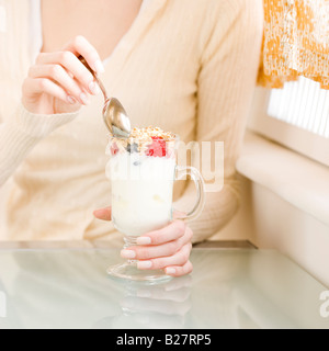 Frau essen Frühstück parfait Stockfoto