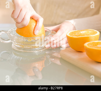 Frau quetschen Orangen Stockfoto