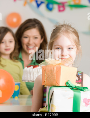 Mädchen mit Stapel der Geburtstagsgeschenke Stockfoto