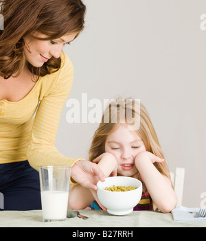 Mutter Tochter Gemüse dient Stockfoto