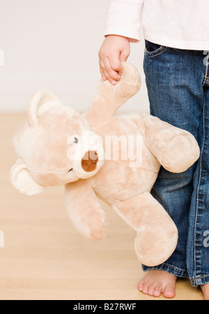 Nahaufnahme von Kind hält Teddybär Stockfoto