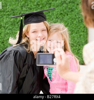 Diplom-Mutter und Tochter mit Foto Stockfoto