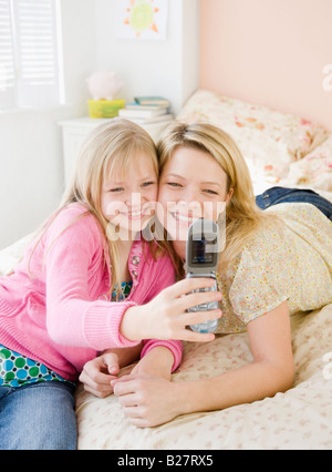 Mutter und Tochter unter eigenen Foto Stockfoto