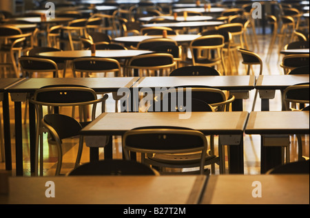 Leere Tische und Stühle Stockfoto