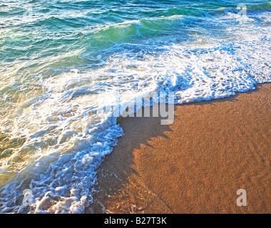 Erhöhte Ansicht der Wellen am Ufer Stockfoto