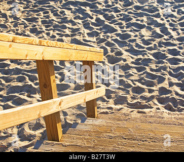 Hölzerne Stufen hinunter auf sand Stockfoto