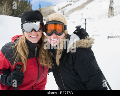 Frau in Ski Ausrüstung umarmt Stockfoto