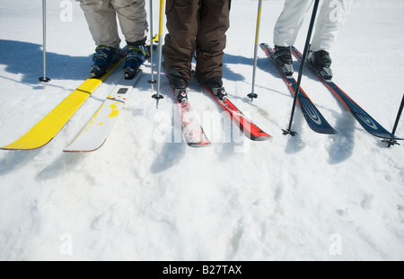 Menschen stehen auf Skiern Stockfoto