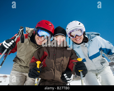 Familie, Ski-Ausrüstung tragen Stockfoto