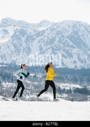 Frauen laufen im Schnee Stockfoto