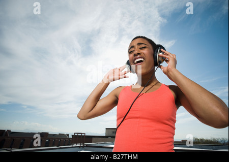 Afrikanerin Kopfhörer anhören Stockfoto