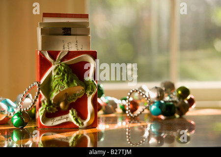 Weihnachts-Dekorationen auf Tisch Stockfoto