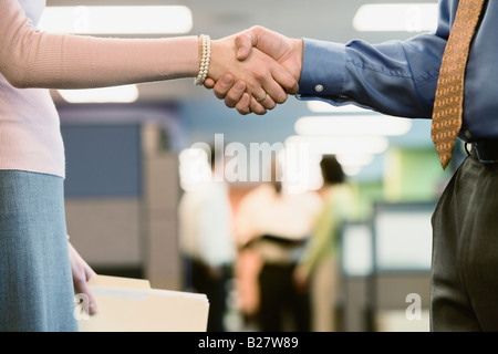 Nahaufnahme von Geschäftsleuten, die Hände schütteln Stockfoto