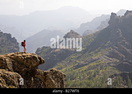 Backpacker auf der Klippe mit Blick über Cumbre vom nahen Gipfel des Roque Nublo Gran Canaria Spanien Stockfoto