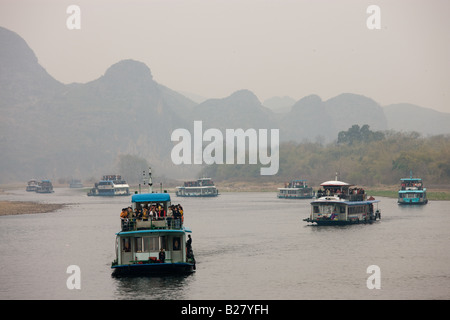 Ausflugsboote fahren entlang Li-Fluss zwischen Guilin und Yangshuo China Stockfoto